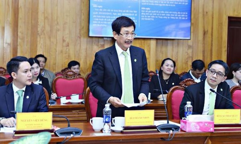 Chủ tịch Sáng lập, Chủ tịch Uỷ ban Chiến lược, ESG của tập đoàn báo cáo các vướng mắc pháp lý và đề xuất đăng ký mô hình mẫu phường Xã hội chủ nghĩa sau khi Tỉnh công bố bộ tiêu chí.