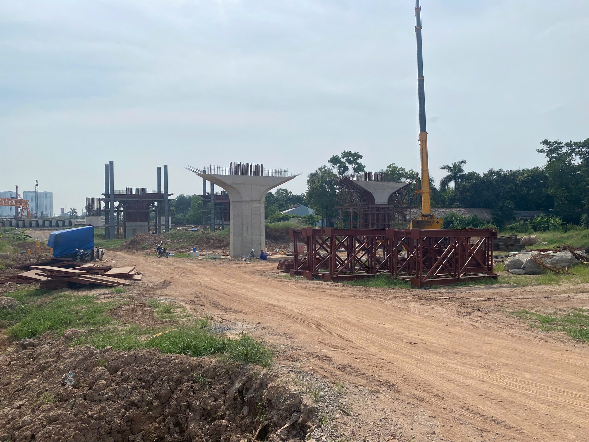 Hiện dự án đang trong quá trình hoàn thiện các trụ cầu.