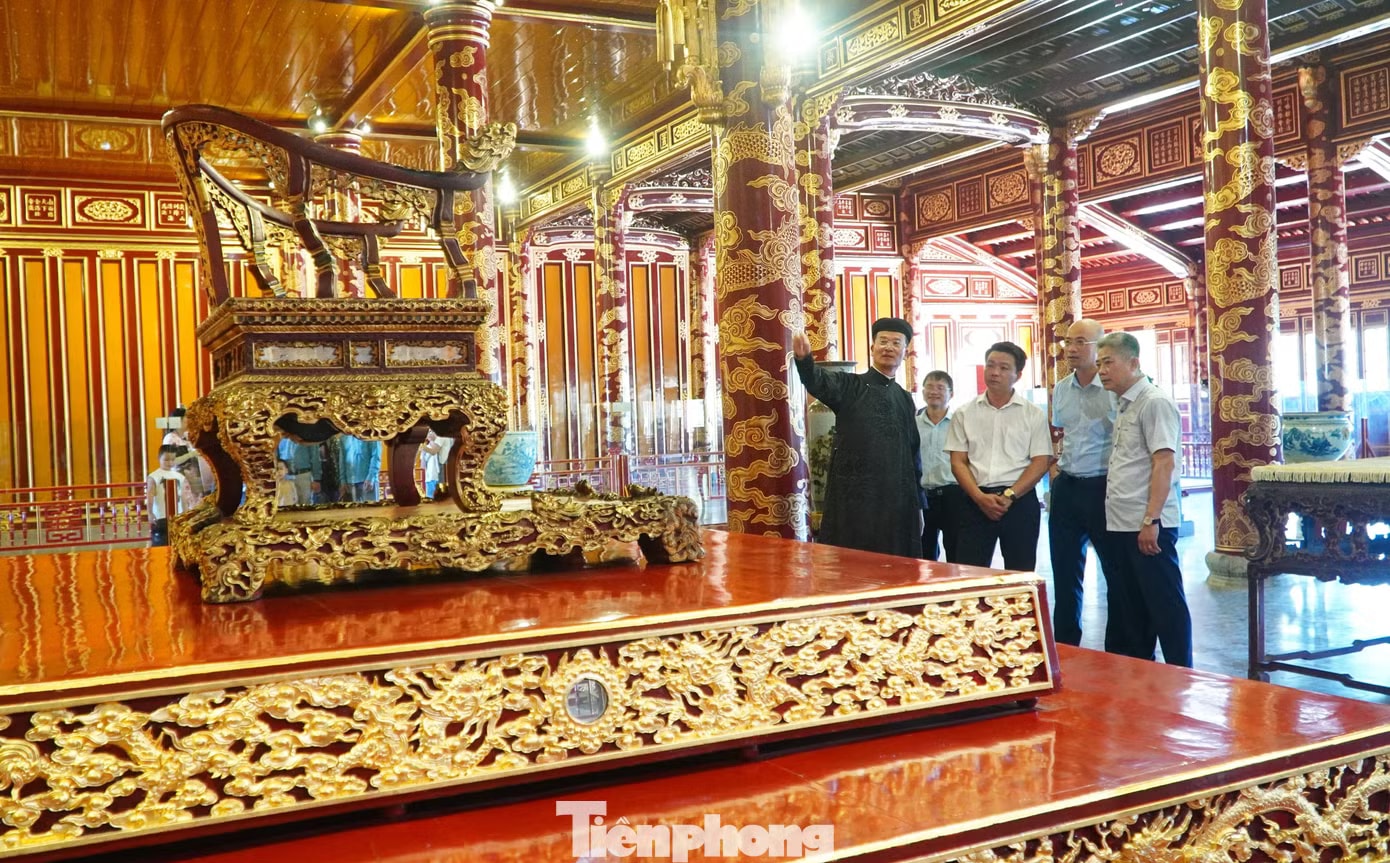 Đưa ngai vua triều Nguyễn trở lại điện Thái Hòa - Ảnh 1.