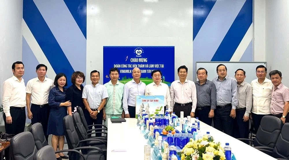 doan-cong-tac-tinh-tay-ninh-lam-viec-tai-trang-trai-vinamilk-green-farm-tay-ninh-compressed.jpg