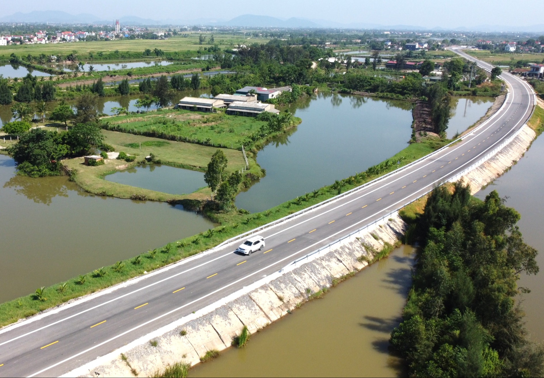 Sắp hoàn thành tuyến đường ven biển 2.200 tỷ có cầu vượt sông dài nhất tỉnh Thanh Hóa, góp phần hình thành tứ giác kinh tế phía Bắc- Ảnh 1.