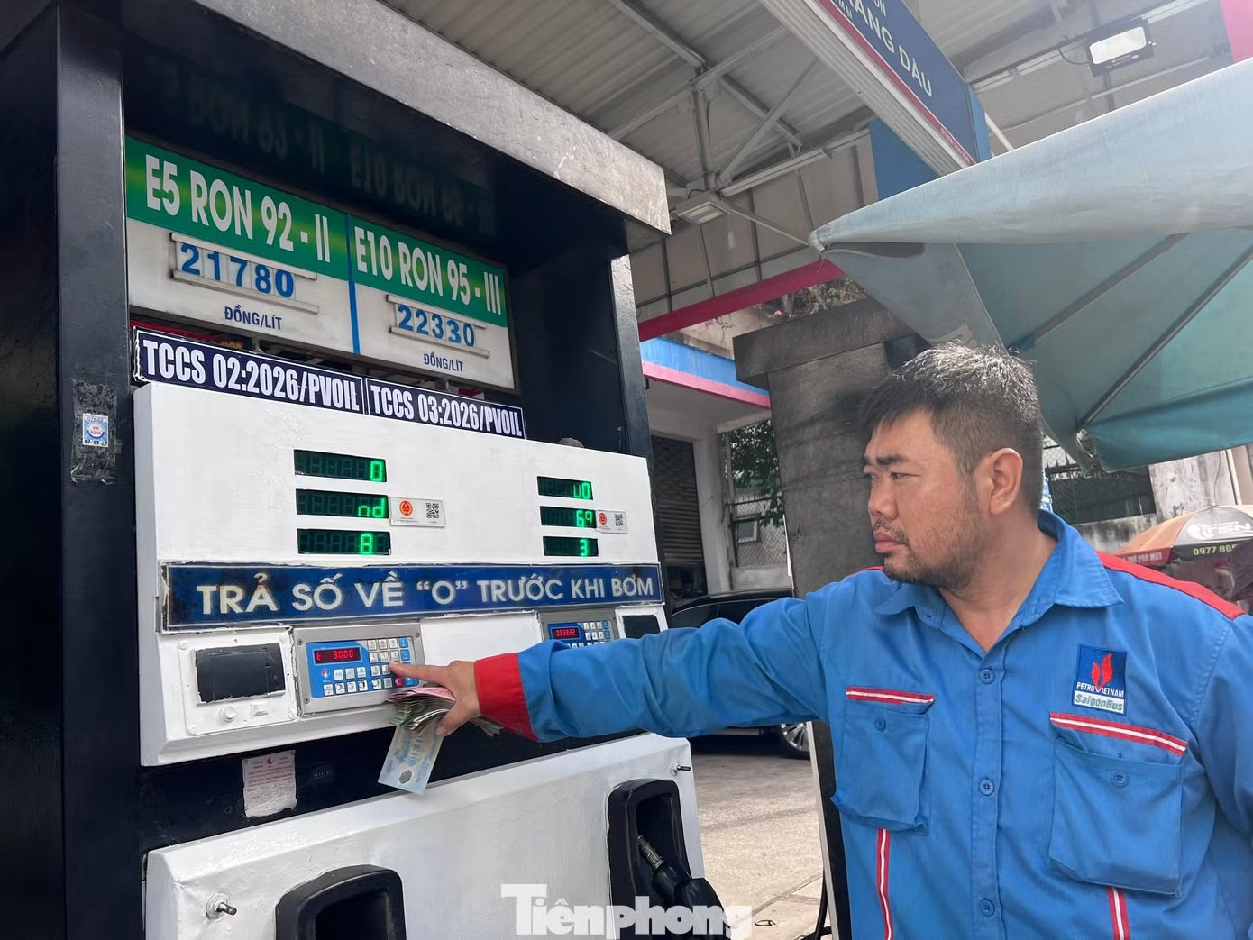 Đỏ mắt tìm xăng E5 giữa trung tâm TPHCM - Ảnh 2.