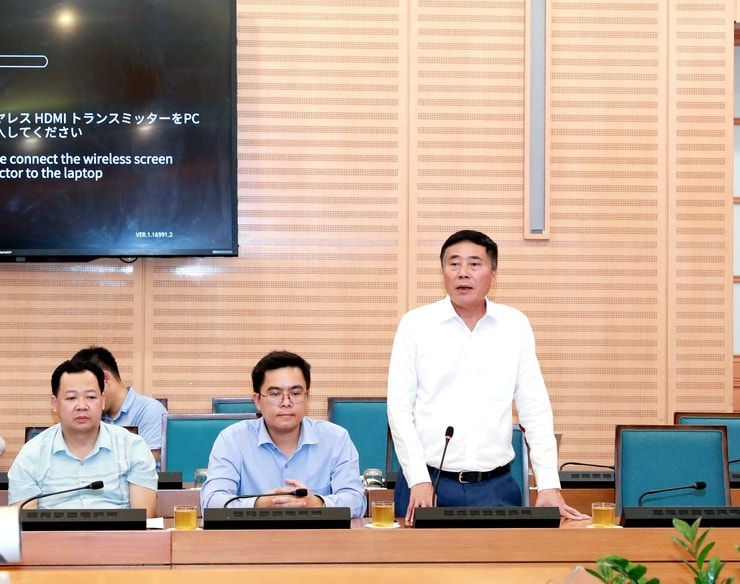 Ông Trương Sỹ Bá, Chủ tịch HĐQT Công ty Cổ phần nông nghiệp BAF Việt Nam trao đổi tại cuộc họp
