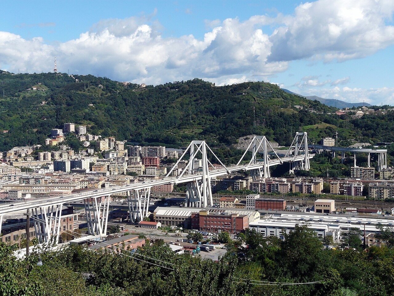 genova-panorama_dal_santuario_di_ns_incoronata3.jpg