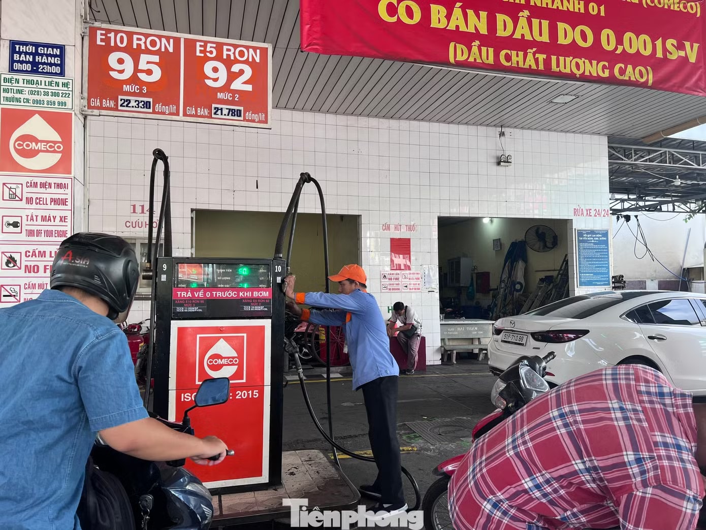 Đỏ mắt tìm xăng E5 giữa trung tâm TPHCM - Ảnh 1.