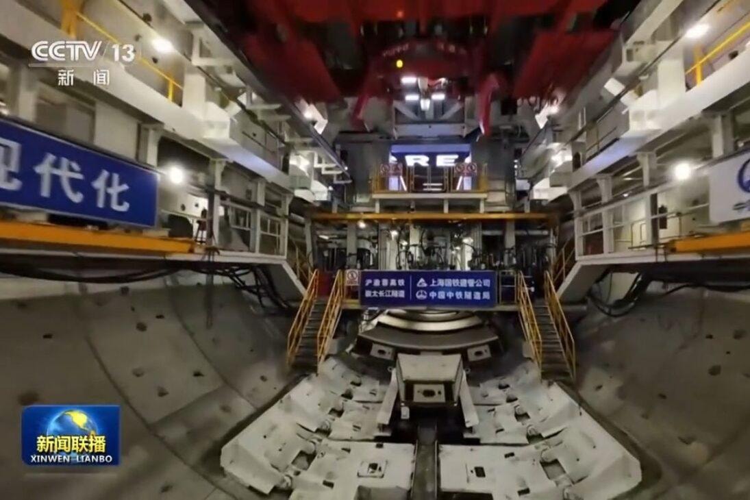 a-china-construiu-uma-maquina-perfuradora-do-tamanho-de-um-predio-de-5-andares-que-pesa-4-mil-toneladas-e-esta-cavando-a-89-metros-3-1095x730_1780647585.jpg