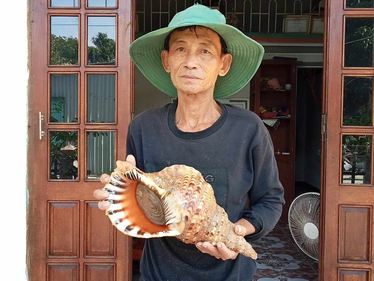 ngu-dan-tran-van-cu-voi-con-oc-tu-va-quy-hiem-dinh-luoi-anh-n.d.jpg