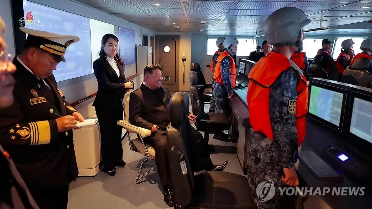 Chủ tịch Triều Tiên Kim Jong Un cùng con gái thị sát tàu khu trục mới - Ảnh 2.