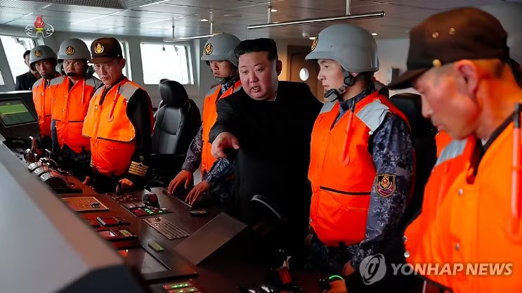 Chủ tịch Triều Tiên Kim Jong Un cùng con gái thị sát tàu khu trục mới - Ảnh 1.