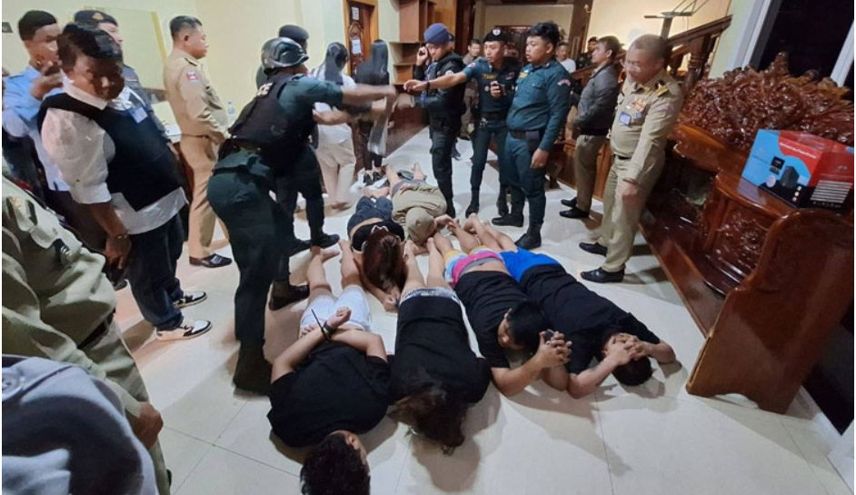 Truy quét, bắt giữ 30 người nước ngoài, niêm phong toàn bộ tài sản trong biệt thự của một vị tướng quân đội Campuchia - Ảnh 2.