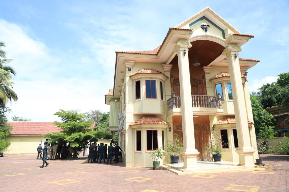 Truy quét, bắt giữ 30 người nước ngoài, niêm phong toàn bộ tài sản trong biệt thự của một vị tướng quân đội Campuchia - Ảnh 1.