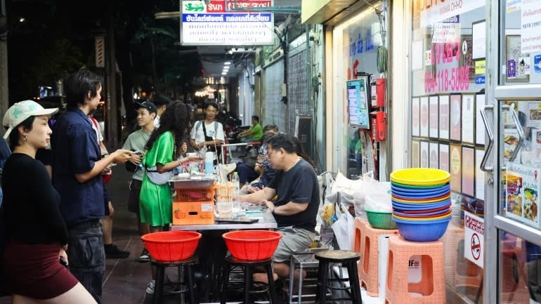 Quốc gia Đông Nam Á phát tiền đi chợ cho dân, nhưng chuyên gia nói mô hình Trung Quốc hiệu quả hơn - Ảnh 3.