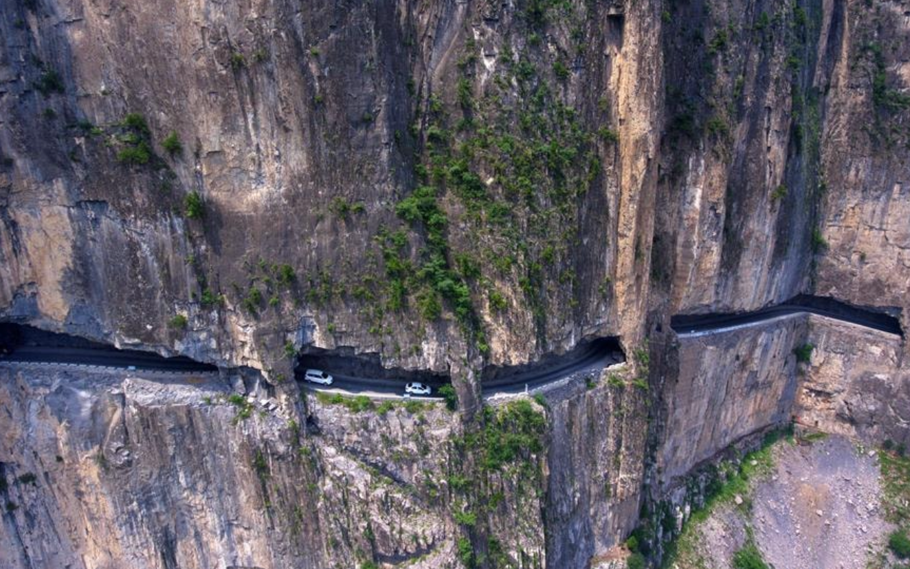 13 thanh niên đào bằng tay suốt 5 năm, hoàn thành đường hầm xuyên vách núi đá dựng đứng cao 1.700m tại Trung Quốc- Ảnh 2. 13 thanh niên đào bằng tay suốt 5 năm, hoàn thành đường hầm xuyên vách núi đá dựng đứng cao 1.700m tại Trung Quốc- Ảnh 2.