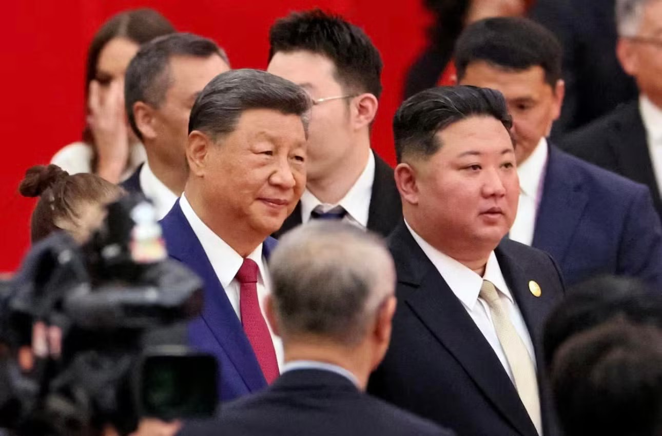 Chủ tịch Trung Quốc Tập Cận Bình và Chủ tịch Triều Tiên Kim Jong Un tại lễ duyệt binh ở Bắc Kinh tháng 9/2025. Ảnh: Reuters Chuyến thăm của ông Tập Cận Bình và bàn cờ Đông Bắc Á - Ảnh 1.