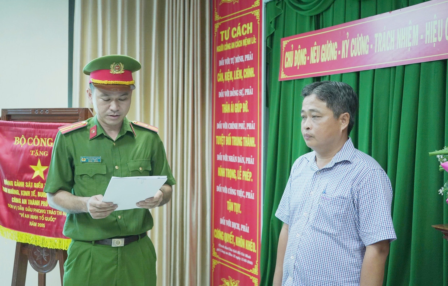 Bắt một nguyên Trưởng Ban Tổ chức Tỉnh ủy cùng 3 thuộc cấp - Ảnh 1.