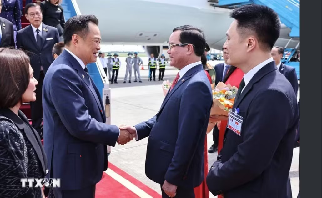 Thủ tướng Thái Lan và Phu nhân bắt đầu thăm chính thức Việt Nam - Ảnh 1.