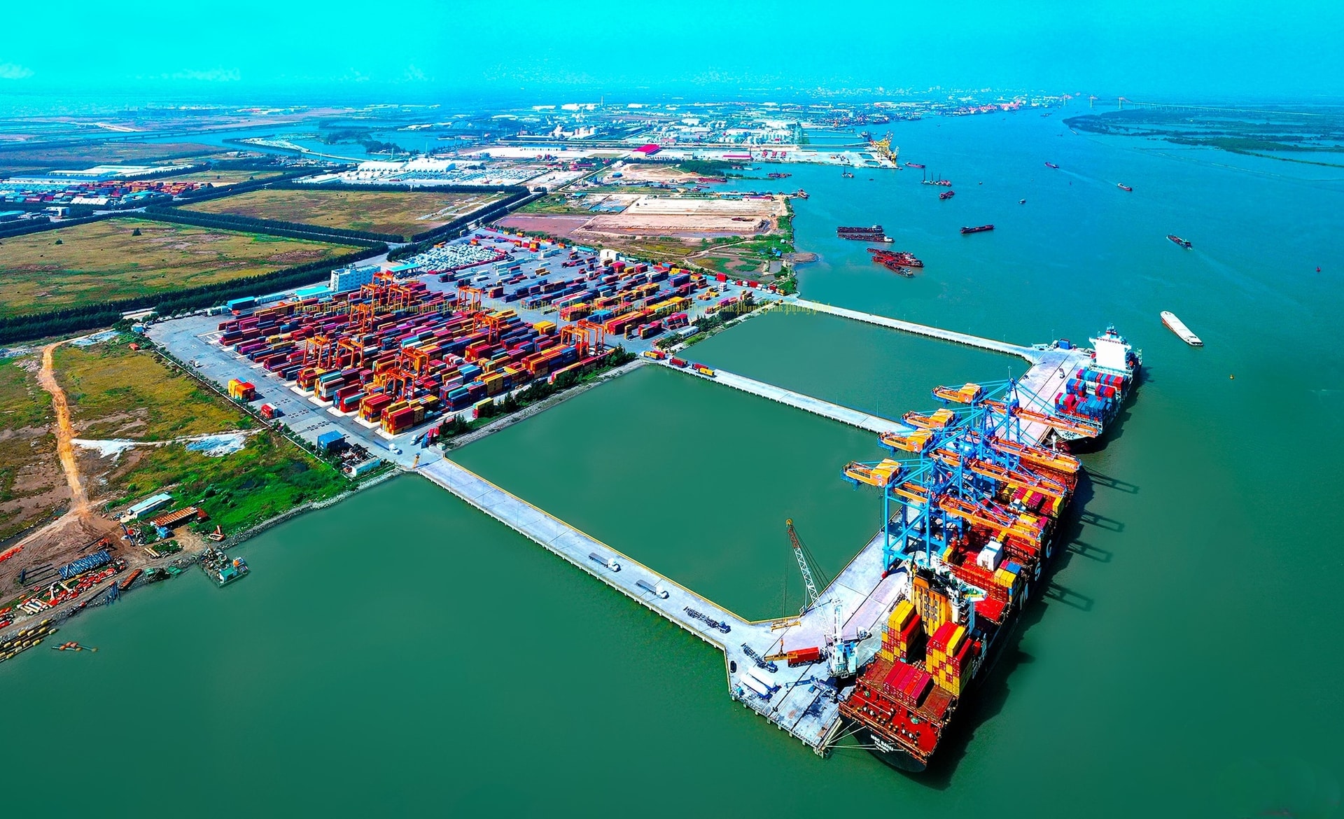 Bộ máy chính quyền thành phố Hải Phòng duy trì ổn định, đầu tư tiếp tục được mở rộng