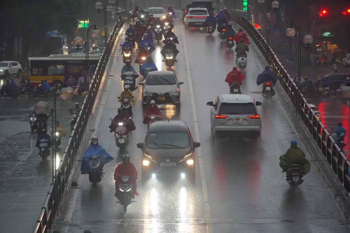 Từ chiều tối nay, miền Bắc đón gió mùa đông bắc gây mưa lớn, nhiệt độ giảm sâu. Gió mùa đông bắc tràn về từ chiều tối nay, gây mưa lớn - Ảnh 1.