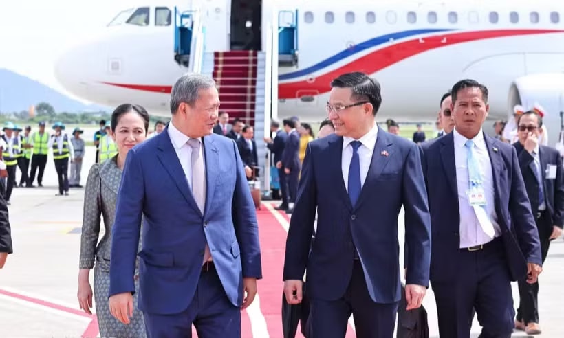 Bộ trưởng Bộ Công Thương Lê Mạnh Hùng đón Thủ tướng Campuchia Samdech Moha Borvor Thipadei Hun Manet tại Sân bay quốc tế Nội Bài (Hà Nội). (Ảnh: Minh Đức/TTXVN) Thủ tướng Campuchia và Phu nhân đến Hà Nội, bắt đầu thăm chính thức Việt Nam - Ảnh 1.