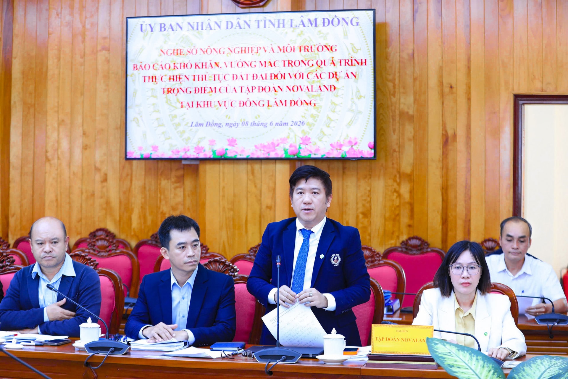 Đại diện Tập đoàn Novland báo cáo tại buổi làm việc. Nguồn ảnh: Báo Lâm Đồng