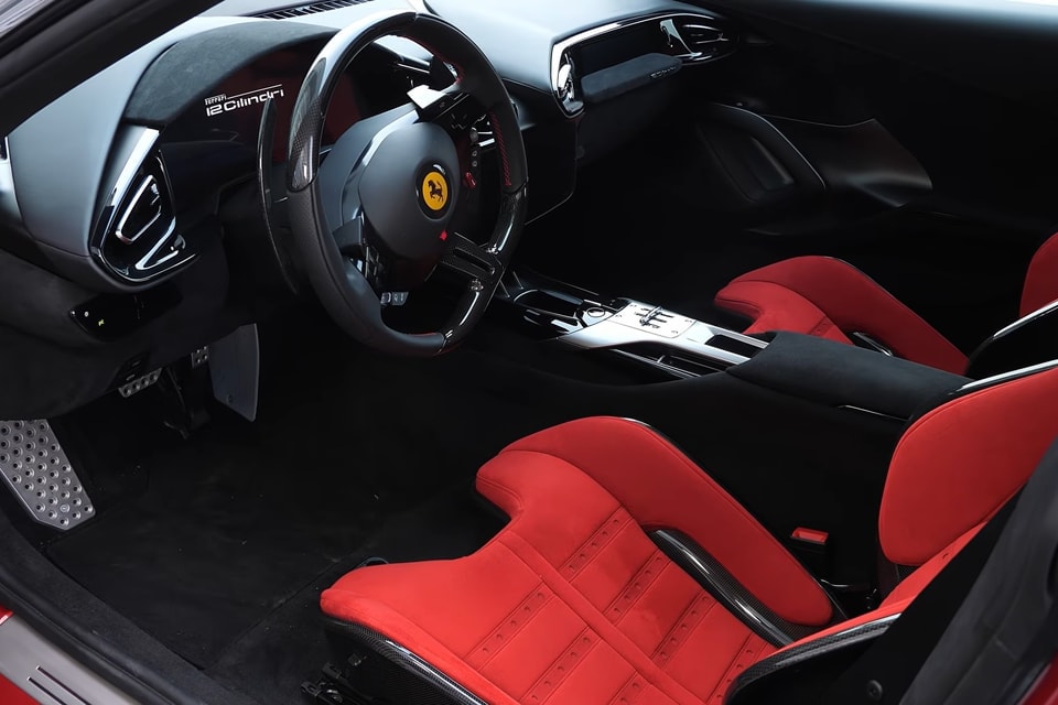 Nội thất của chiếc Ferrari 12Cilindri với tông đen đỏ