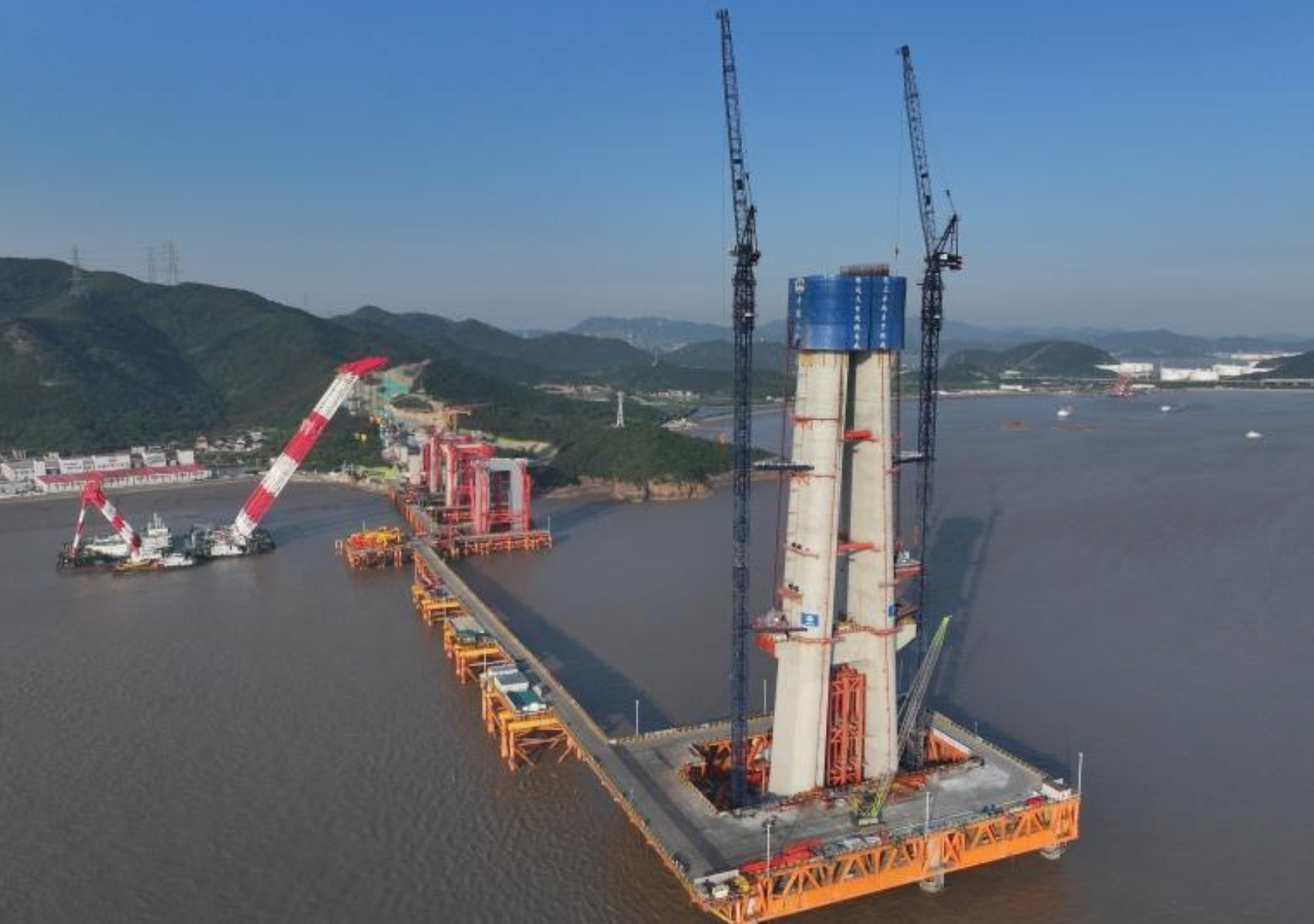 ‘Siêu cầu’ có trụ cao ngang toà nhà 100 tầng giữa biển khơi, tương lai lập kỷ lục thế giới- Ảnh 1. ‘Siêu cầu’ có trụ cao ngang toà nhà 100 tầng giữa biển khơi, tương lai lập kỷ lục thế giới- Ảnh 1.