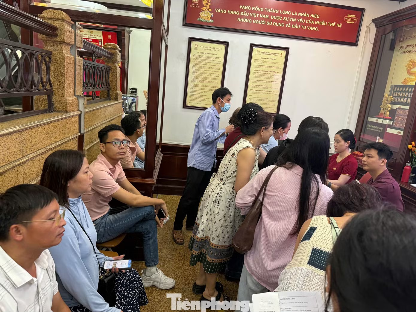 Người dân chờ xếp hàng mua vàng cuối tuần qua tại cửa hàng trên phố Cầu Giấy (Hà Nội). 'Sóng gió' thị trường vàng: Càng bắt đáy càng lỗ - Ảnh 1.