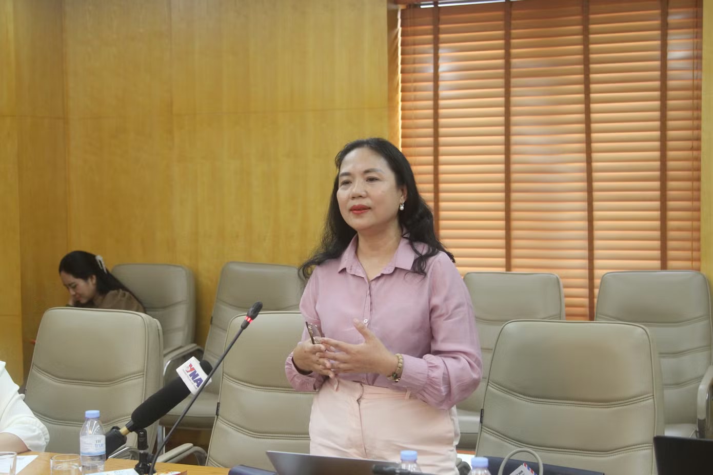 Phó Giáo sư, Tiến sĩ Nguyễn Thị Lan, Phó Trưởng khoa Pháp luật Dân sự, Đại học Luật Hà Nội tham gia ý kiến. Ảnh: Vũ Mạnh. Đề xuất quy định mới nhằm ngăn chặn việc 'nhận con ruột làm con nuôi' - Ảnh 2.