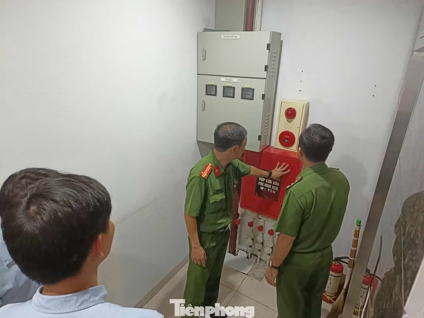 Cảnh sát kiểm tra an toàn PCCC tại nhà cho thuê. Bộ Công an đề xuất bỏ quy định kiểm tra công tác nghiệm thu về PCCC - Ảnh 1.
