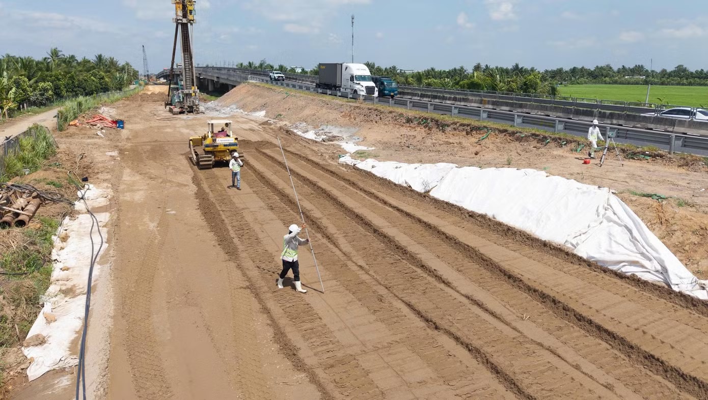 Công nhân đang thi công dự án mở rộng cao tốc TPHCM - Trung Lương - Mỹ Thuận. Dự án 'lên đời' cao tốc TPHCM - Trung Lương - Mỹ Thuận gặp khó - Ảnh 1.