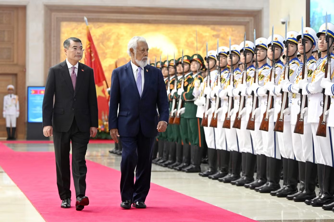 Hai Thủ tướng duyệt đội danh dự. Ảnh: Như Ý Thủ tướng Lê Minh Hưng chủ trì lễ đón chính thức Thủ tướng Timor Leste - Ảnh 1.