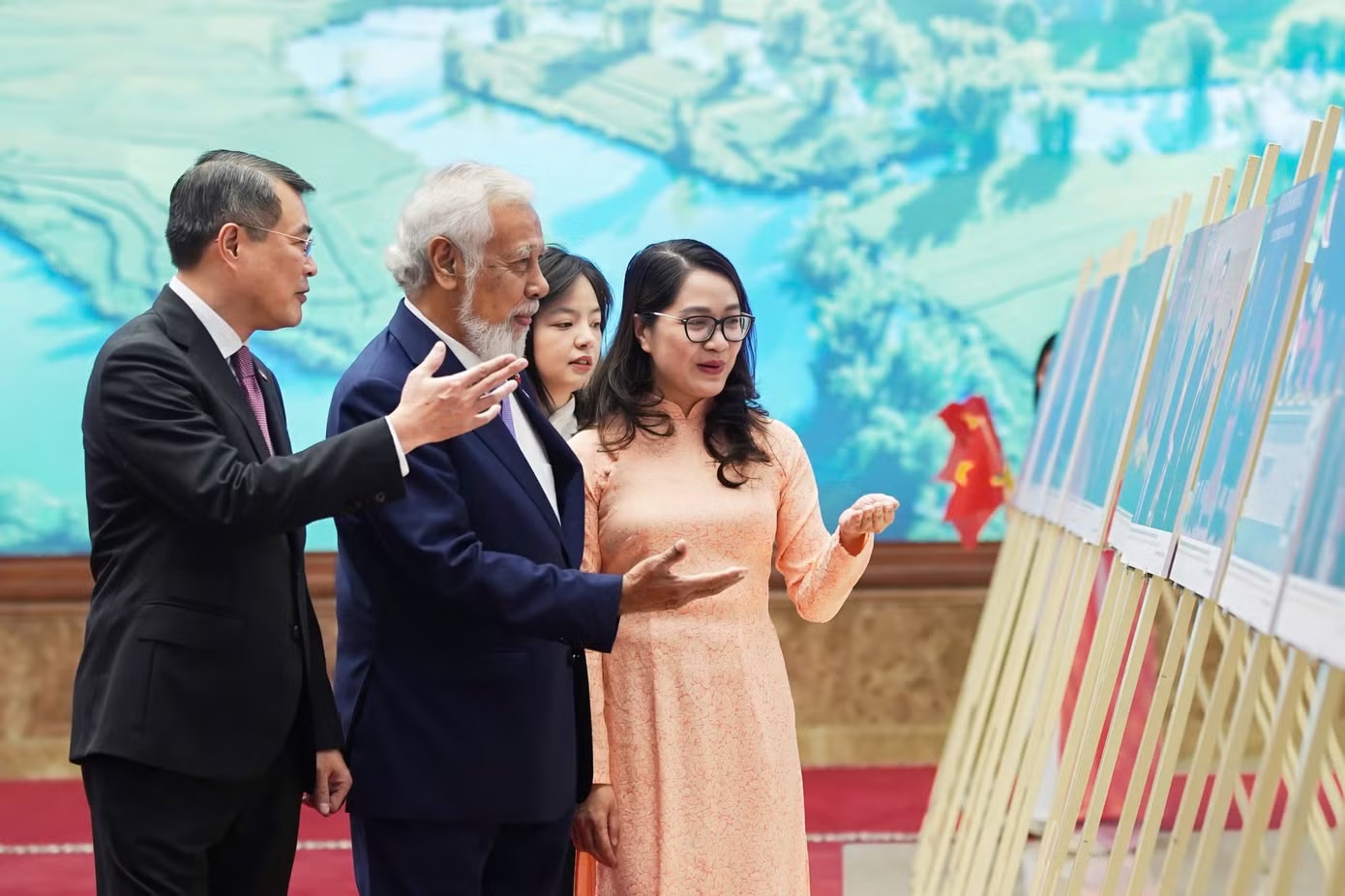 Hai Thủ tướng xem trưng bày ảnh. Ảnh: Như Ý Thủ tướng Lê Minh Hưng chủ trì lễ đón chính thức Thủ tướng Timor Leste - Ảnh 8.