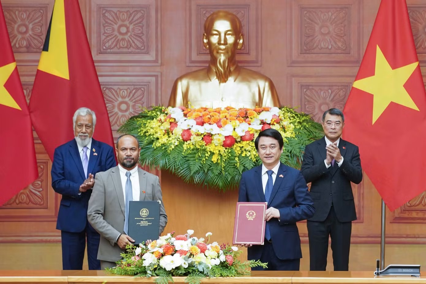 Hai Thủ tướng chứng kiến lễ ký các văn kiện hợp tác. Ảnh: Như Ý Thủ tướng Lê Minh Hưng chủ trì lễ đón chính thức Thủ tướng Timor Leste - Ảnh 7.
