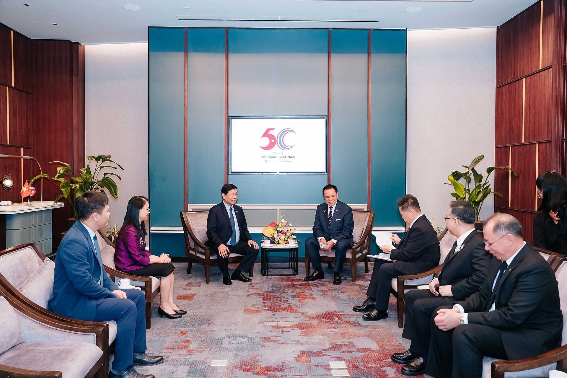 Thủ tướng Thái Lan Anutin Charnvirakul tại buổi gặp gỡ với đại diện FPT trong chuyến thăm Việt Nam từ 8-96.