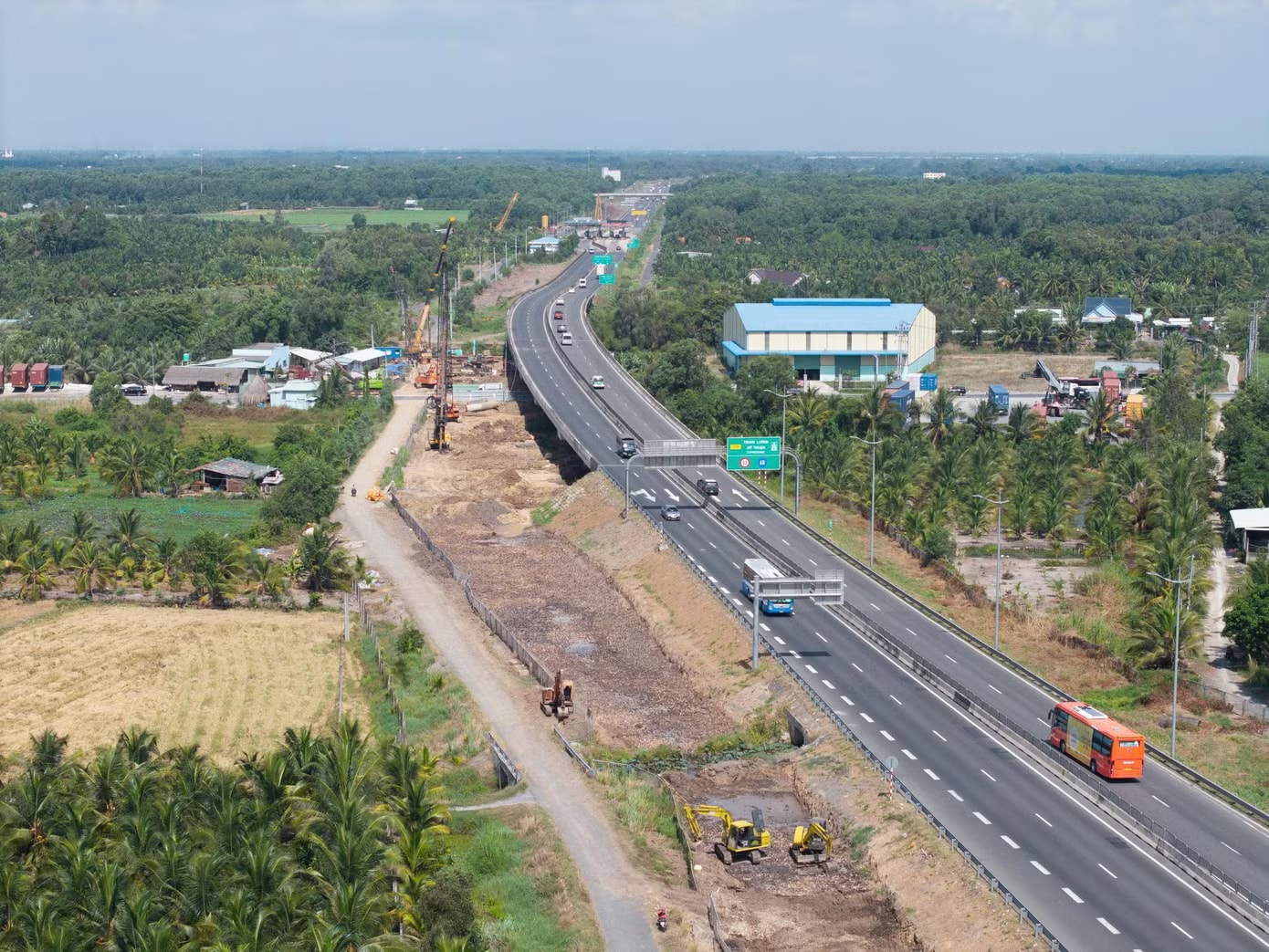 Dự án mở rộng cao tốc TPHCM - Trung Lương - Mỹ Thuận đang gặp khó về mặt bằng và vật liệu xây dựng. Dự án 'lên đời' cao tốc TPHCM - Trung Lương - Mỹ Thuận gặp khó - Ảnh 2.