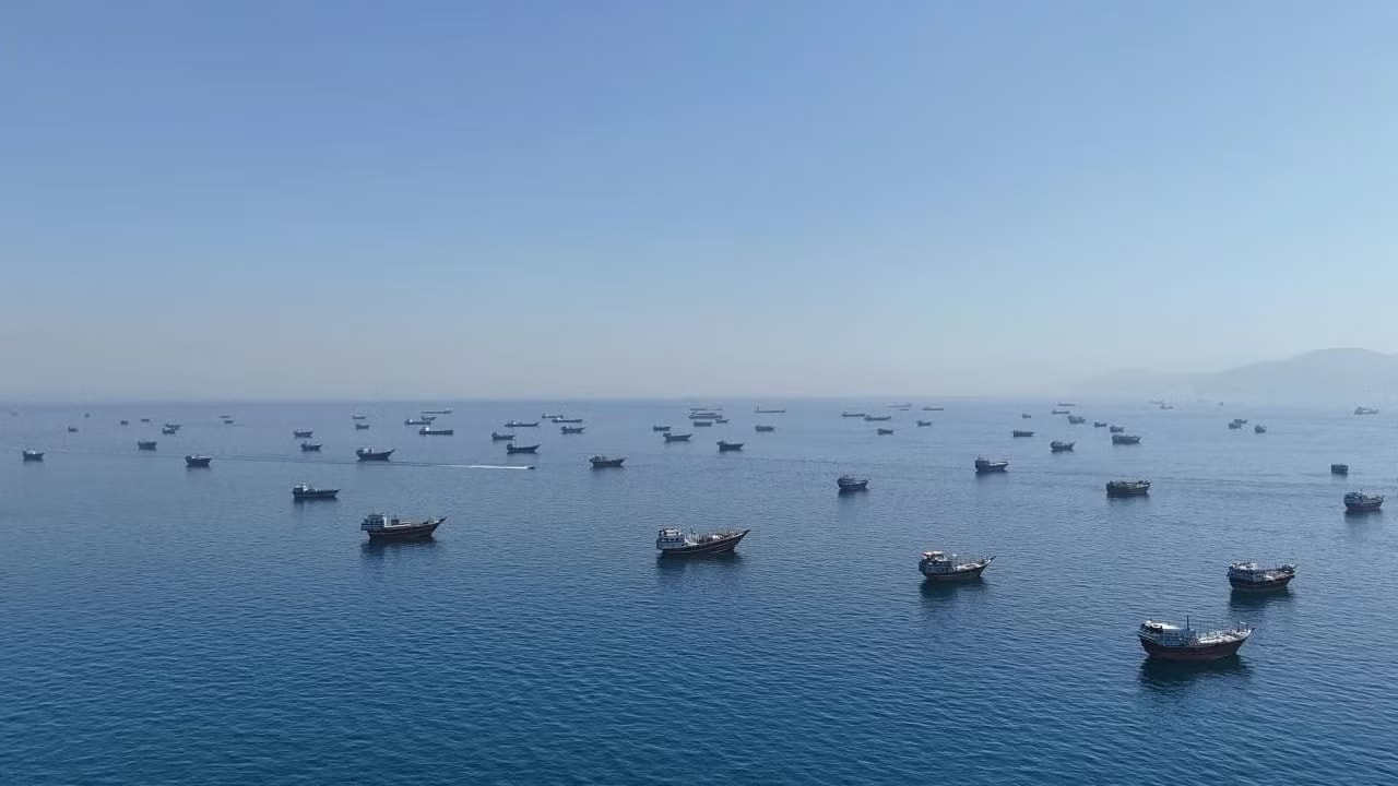 Tàu thuyền mắc kẹt tại eo biển Hormuz. Iran tuyên bố sẽ 'phá vỡ' phong toả của Hải quân Mỹ - Ảnh 1.