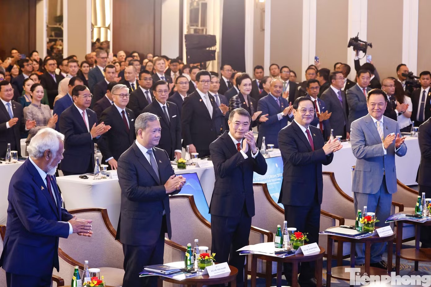 Thủ tướng Lê Minh Hưng cùng Thủ tướng Lào, Thủ tướng Campuchia, Thủ tướng Thái Lan và Thủ tướng Timor Leste tại phiên khai mạc AFF 2026. Ảnh: Như Ý Thế giới ngày càng phân mảnh, ASEAN đứng trước bước ngoặt quan trọng - Ảnh 1.