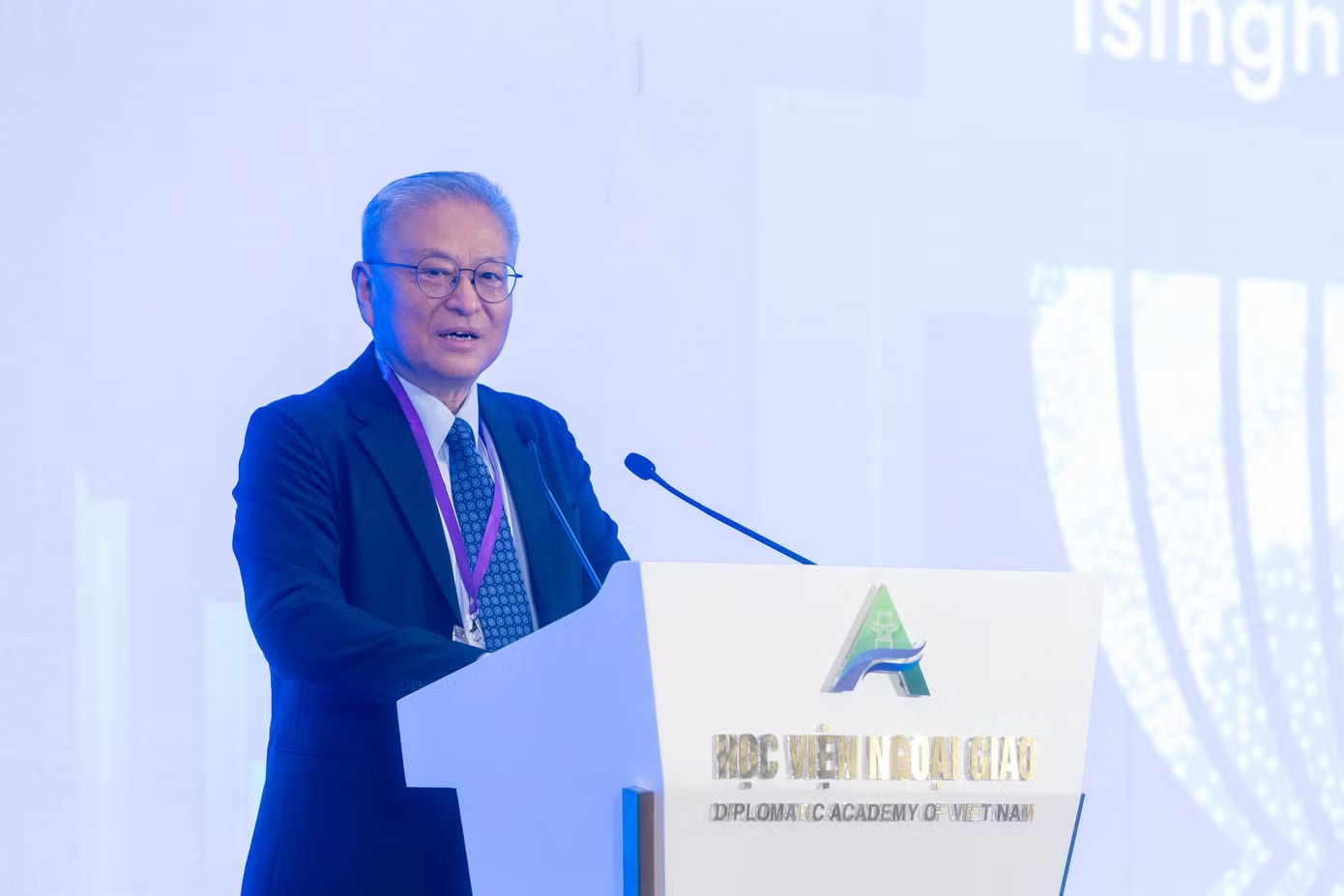 Giáo sư Yan Xuetong phát biểu tại phiên thảo luận Giáo sư Trung Quốc nói về thứ quan trọng hơn đất hiếm - Ảnh 1.