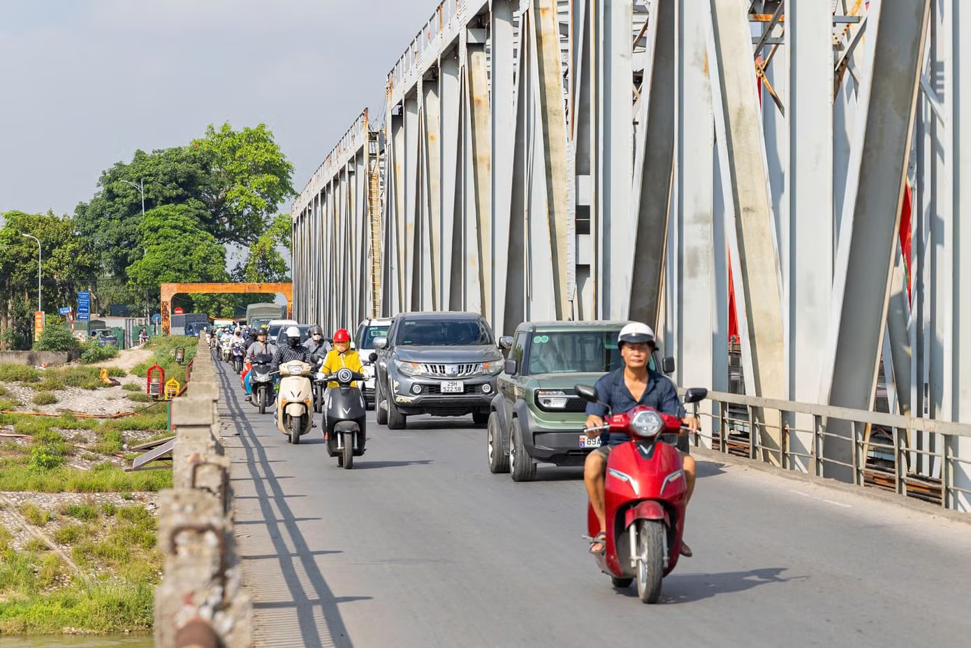 Dù vậy, công trình này đến nay vẫn giữ vai trò kết nối giao thông giữa khu vực nội đô và phía Đông Bắc Hà Nội, bảo đảm lưu thông thông suốt qua hai bờ sông Đuống. Cận cảnh cầu Đuống 120 năm tuổi trước thời điểm dự kiến tháo dỡ - Ảnh 9.