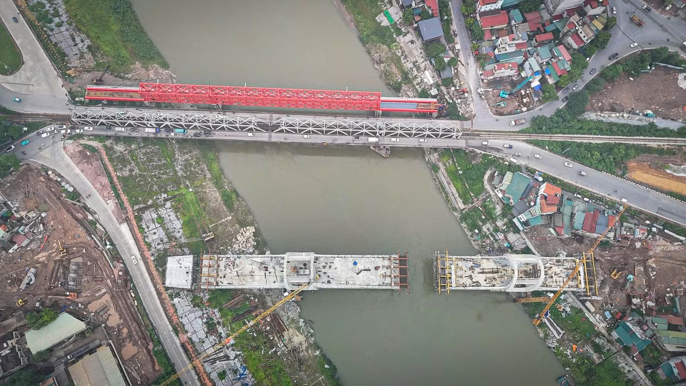 Theo thiết kế, dự án cầu Đuống mới gồm hai đơn nguyên độc lập được xây dựng song song, tách biệt hoàn toàn giữa cầu đường bộ và cầu đường sắt. Cận cảnh cầu Đuống 120 năm tuổi trước thời điểm dự kiến tháo dỡ - Ảnh 11.
