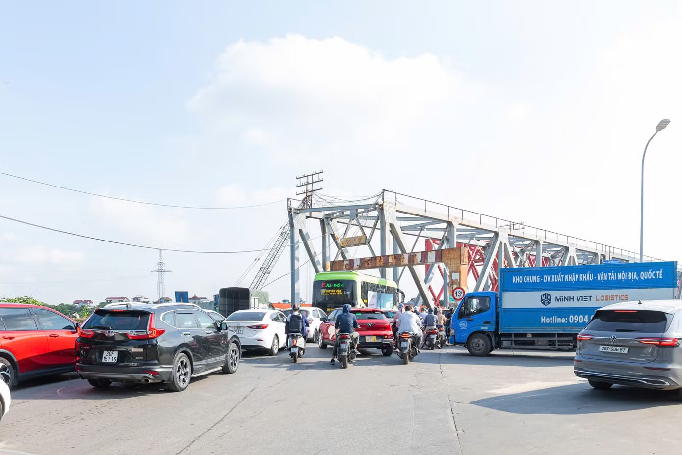 Là cây cầu khai thác đồng thời cả đường bộ và đường sắt, cầu Đuống hiện phải gánh lưu lượng phương tiện vượt quá năng lực thiết kế. Trong đó, phần cầu đường bộ thường xuyên xảy ra tình trạng quá tải và ùn tắc vào các khung giờ cao điểm. Cận cảnh cầu Đuống 120 năm tuổi trước thời điểm dự kiến tháo dỡ - Ảnh 4.