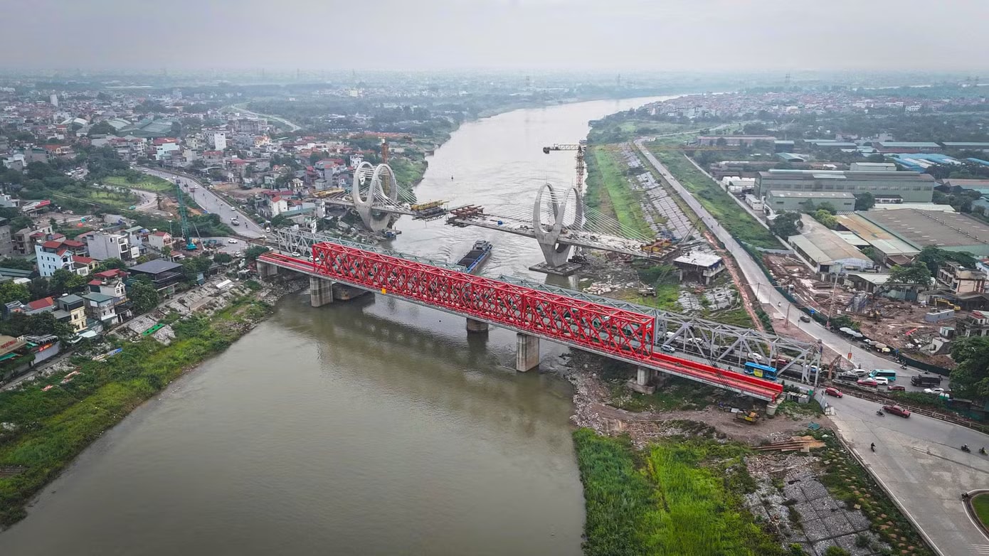 Riêng hạng mục cầu đường sắt mới có chiều dài khoảng 280m, kết cấu gồm 6 nhịp dầm và dàn thép, đáp ứng năng lực khai thác cho cả hai khổ đường sắt lồng 1.000mm và 1.435mm với vận tốc thiết kế 80 km/h. Đáng chú ý, công trình được nâng cao tĩnh không thông thuyền, góp phần giải quyết hạn chế về lưu thông đường thủy trên sông Đuống. Cận cảnh cầu Đuống 120 năm tuổi trước thời điểm dự kiến tháo dỡ - Ảnh 13.
