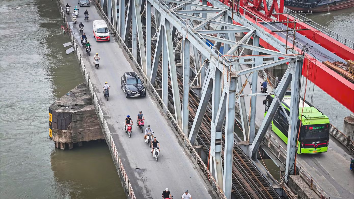 Tháng 7/2024, Bộ GTVT (nay là Bộ Xây dựng) cùng TP Hà Nội triển khai dự án xây dựng cầu Đuống mới thay thế cầu cũ đã khai thác hơn một thế kỷ. Công trình có kế hoạch hoàn thành năm 2025, nhưng phải lùi thời hạn hoàn thành sang năm 2026 do công tác giải phóng mặt bằng và tái định cư chậm triển khai tại khu vực phường Việt Hưng và xã Phù Đổng. Cận cảnh cầu Đuống 120 năm tuổi trước thời điểm dự kiến tháo dỡ - Ảnh 10.