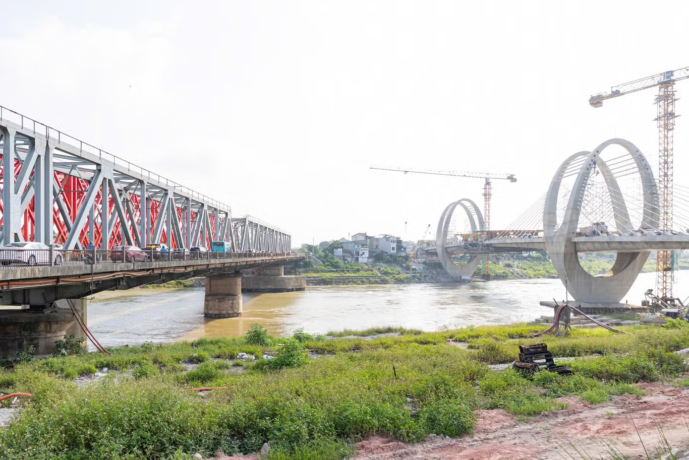 Sau nhiều lần sửa chữa, cầu Đuống hiện xuất hiện nhiều dấu hiệu xuống cấp sau thời gian dài khai thác. Cận cảnh cầu Đuống 120 năm tuổi trước thời điểm dự kiến tháo dỡ - Ảnh 3.