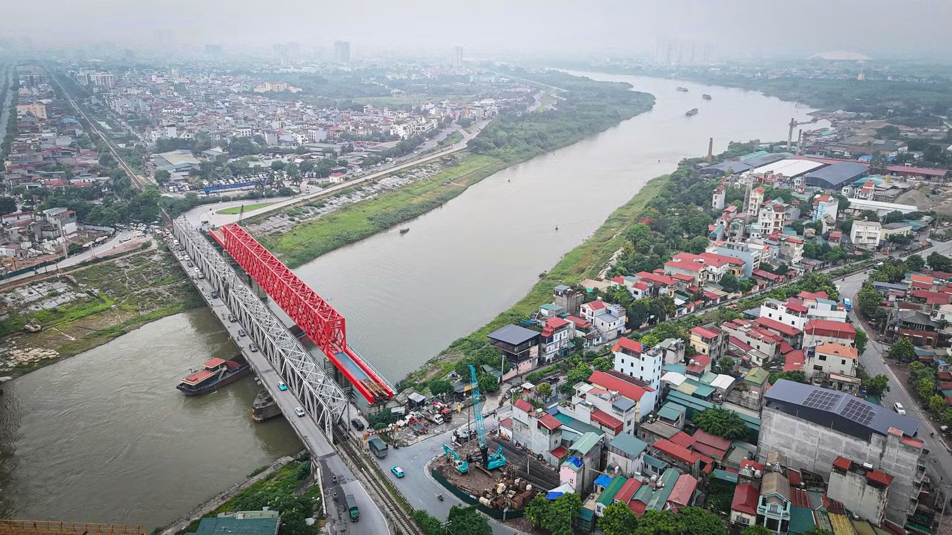 Khi hoàn thiện, cầu Đuống mới được kỳ vọng sẽ nâng cao năng lực vận tải đường bộ, đường sắt và đường thủy, tạo động lực phát triển kinh tế - xã hội cho khu vực phía Đông Bắc Hà Nội và giảm tải áp lực cho Quốc lộ 1B. Cận cảnh cầu Đuống 120 năm tuổi trước thời điểm dự kiến tháo dỡ - Ảnh 15.