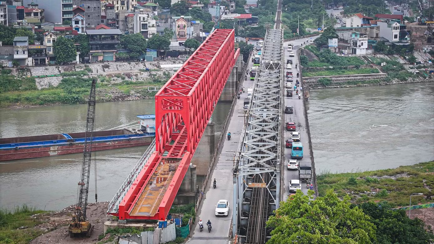 Cầu Đuống được xây dựng từ năm 1902, là một trong những công trình giao thông lâu đời nhất còn tồn tại tại Hà Nội. Cận cảnh cầu Đuống 120 năm tuổi trước thời điểm dự kiến tháo dỡ - Ảnh 1.