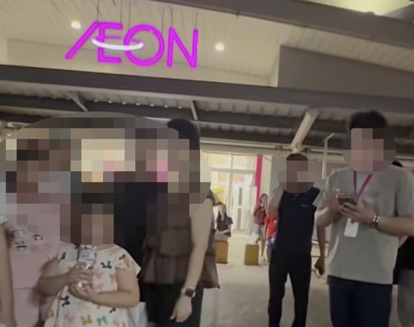 Ảnh cắt từ video clip. Cần làm rõ dấu hiệu hình sự trong vụ nữ khách hàng bị 'trấn áp' tại Aeon Mall Long Biên - Ảnh 1.