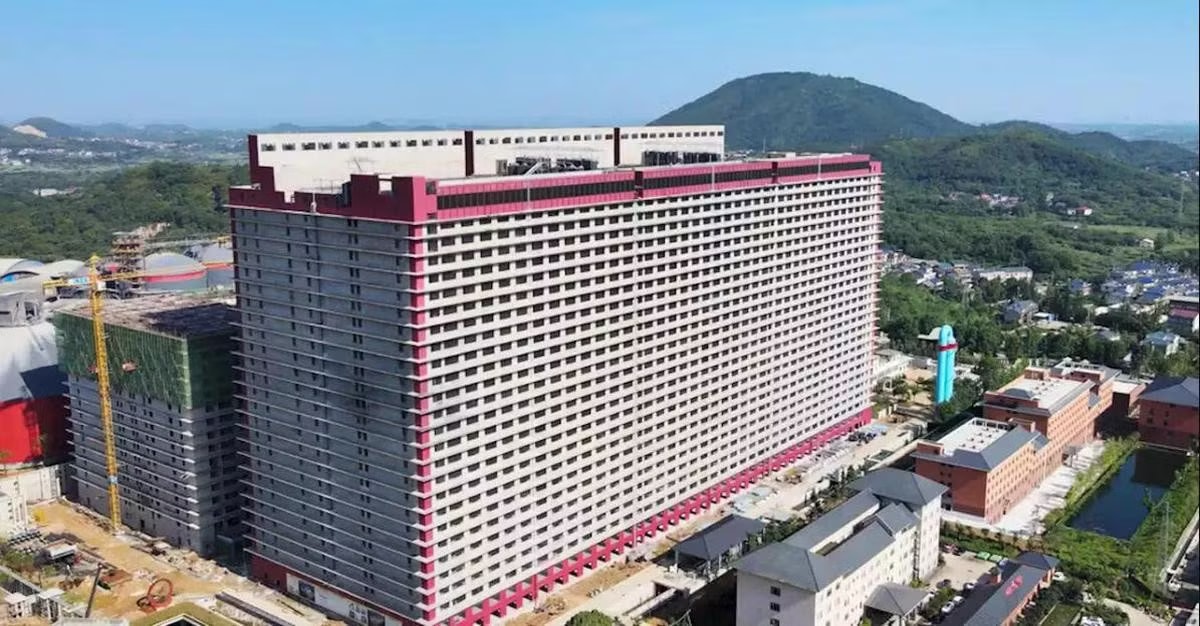 Tòa nhà cao 26 tầng nuôi lợn ở Trung Quốc - Ảnh: HEAD TOPICS Hà Nội nghiên cứu tổ hợp chăn nuôi lợn cao tầng tại 3 xã - Ảnh 1.