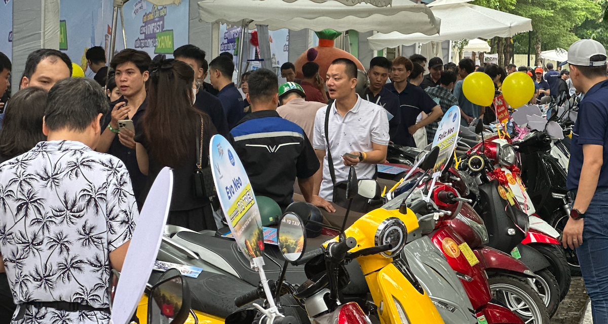 Hôm nay, tỷ phú Phạm Nhật Vượng khai trương 66 đại lý VinFast trên toàn quốc, khẳng định tham vọng bàn giao 1 triệu xe