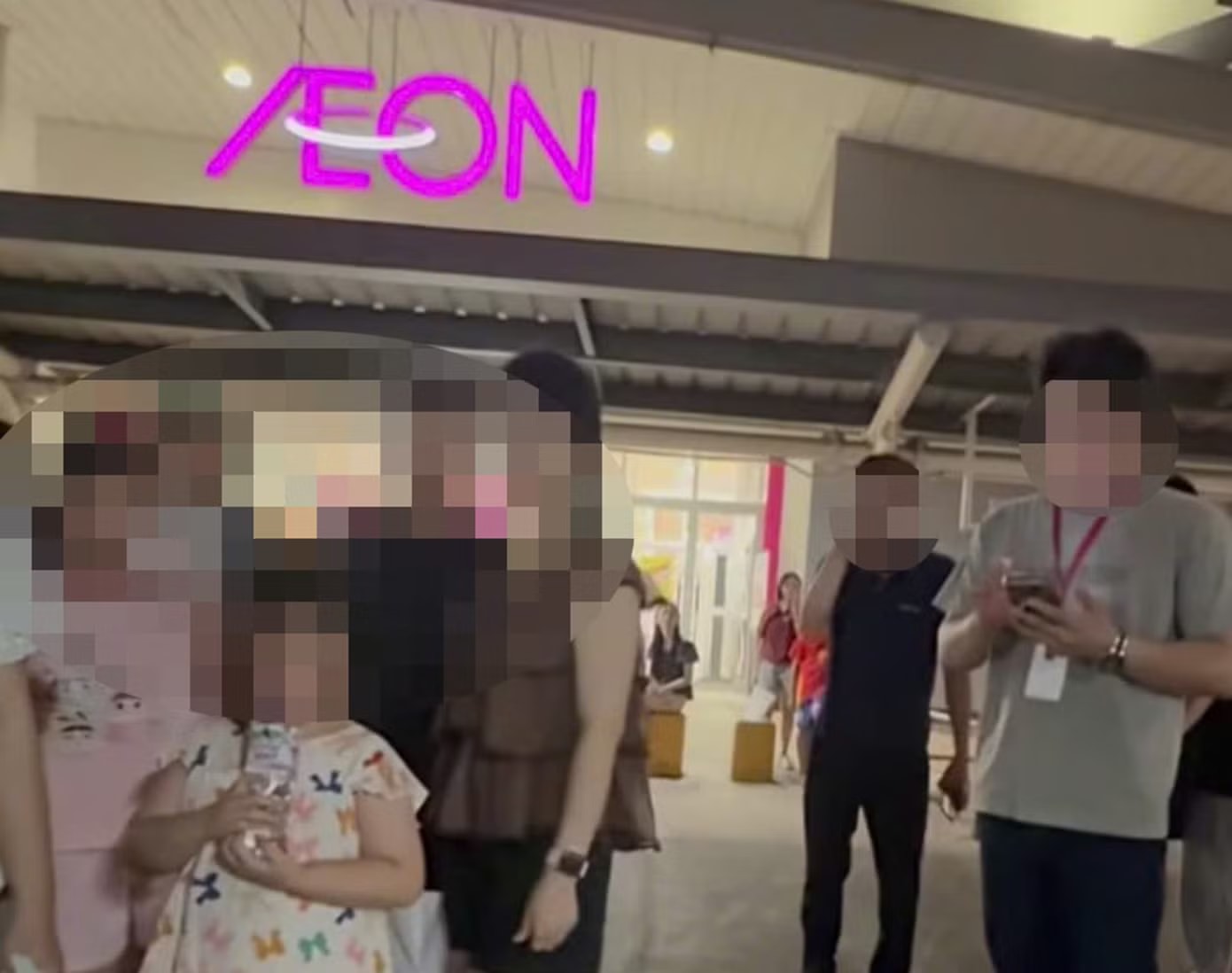 Tin mới vụ nhân viên bảo vệ Aeon Mall Long Biên nói khách hàng ăn trộm đồ - Ảnh 1.